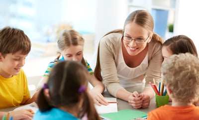 Kinder-beim-kreativen-Lernen-in-einer-Kita-Rostock-opt