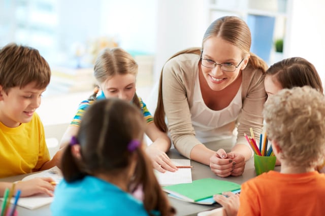 Kinder beim kreativen Lernen in einer Kita Rostock